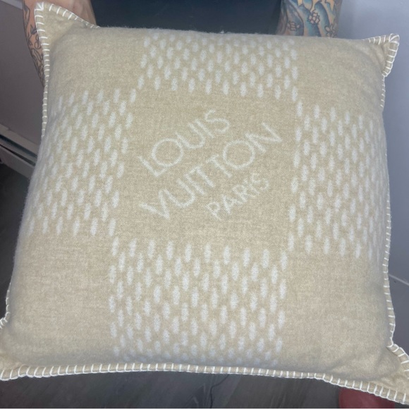 SOLD. RARE Louis Vuitton Damier Throw Pillow - Picture 4 of 5
